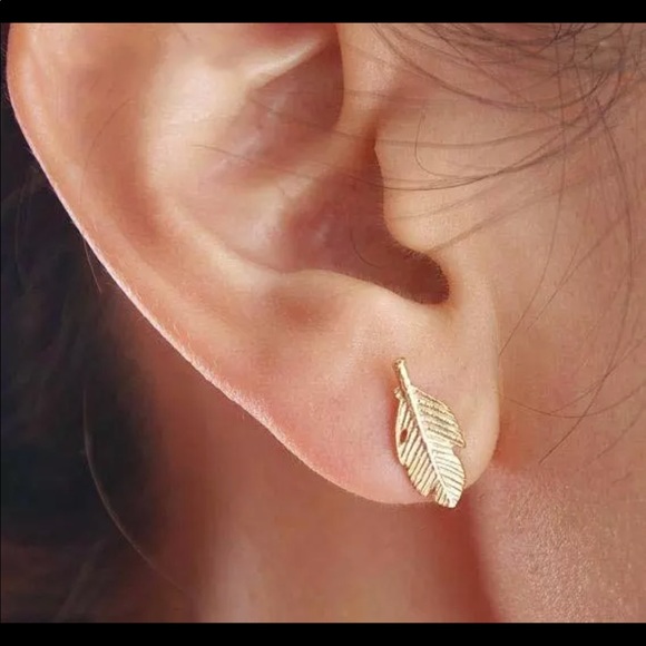 Jewelry - Dainty bohemian feather gold tone earrings